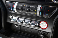 センターコンソールに備えられたイグニッションボタンや走行モードの切り替え機構などのスイッチ。右ハンドル仕様は、左ハンドル仕様とスイッチの並びが逆となっている。