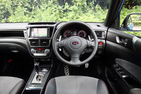 専用本革巻きステアリングホイールは赤いステッチとSTIオーナメント入り。そのほか、スポーツルミネセントメーターやSTIロゴ入りATセレクター、赤いエンジンスイッチなどが「tS」の特徴。