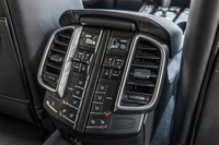 
    運転席と助手席の間には、後席の空調や座面コンディション（ヒーター／ベンチレーション）などを制御するためのスイッチ類が並ぶ。
    