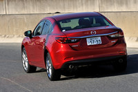 アイドリングストップ機構やブレーキエネルギー回生システムの「i-ELOOP（アイ・イーループ）」を標準装備するなど、環境性能も十分に配慮。