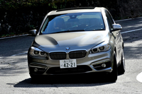 サスペンションはMINIと同様に前：マクファーソンストラット、後ろ：マルチリンク。新開発のシングルピニオン式電動パワーステアリングを備える。