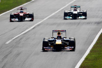 圧倒的にストレートスピードが遅いレッドブルが、ポールポジションを獲得し、勝利まで飾る不思議。ポールシッターのベッテル（先頭）は、スタートでフェルナンド・アロンソ（左）に出し抜かれるもすぐにトップを奪い返し、その後ファステストラップを叩き出し逃げ切った。この勝利により、早ければ次のシンガポールGPで、2年連続となるタイトル獲得が決まる。（Photo=Red Bull Racing）