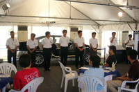 試乗前のプレゼンテーションでは、レクサスの開発陣があいさつ。「ガソリン50リッターで東京を出発すると、『BMW X5』なら浜松止まりですが、『レクサスRX450h』なら広島まで行けます」などとアピールも抜かりない。作り手と乗り手が直接会話できる、貴重な機会でもある。