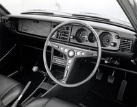 70年5月、スプリンターの独立に伴い新設された「カローラ・クーペ1200SL」のインパネ。木目化粧板にタコメーターを含む3連メーターを備えている。スプリンター版もエンブレムが異なるのみである。