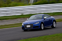 高性能バージョンの「TTSクーペ」。0-100km/h加速4.7秒という優れた動力性能と、JC08モード計測で14.9km/リッターという低燃費を両立している。