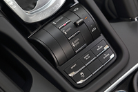 走行モードの選択は、シフトノブの手前にあるスイッチで行う。足まわりの調節ボタンも、この場所に置かれる。
    