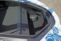 リアには、ちょっとしたラゲッジスペースも確保されている。
    