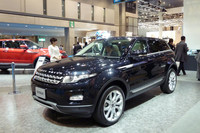 「イヴォーク クーペ」より全高が30mm高くても変わらずシャープな印象の「イヴォーク」。