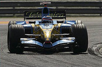 フェルナンド・アロンソ＆ルノーにとっては最悪な週末。ライバルと比べやや劣るマシンパフォーマンスに手を焼いたか、はたまたタイトルへのプレッシャーからか、予選アタック中の最終コーナーでコースをはみ出し6番グリッドが決定。レースではスタート直後の混乱に巻き込まれマシンに痛手を負い、11位完走がやっと。ライバルのライコネンが10点をポケットに入れる一方で、アロンソは無得点。初の栄冠は、そう簡単には手中に収められない!?（写真＝ルノー）