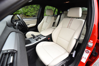 「X4 xDrive35i」では「ネバダ・レザー」のシートが標準。さらに「Mスポーツ」仕様ではスポーツシートが標準となる。テスト車のシートカラーはアイボリーホワイト。