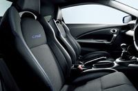 前席は、ブルーのステッチとロゴ刺しゅうで飾られる。
    