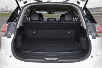 ラゲッジルームの容量は、ガソリン車の2列5人乗り仕様が550リッターなのに対し、ハイブリッド車は430リッターとなっている。（写真をクリックすると、シートの倒れる様子が見られます）
    