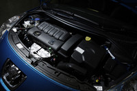 エンジンは、1.4リッター。他グレードより240cc小さいが、ギア比を低めに設定するなど最適化の恩恵で、非力さはさほど感じない。
