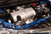新開発の1.5リッター直4エンジン（2NR-FKE）。従来型のエンジン（1NZ-FE）からは、1496ccの排気量こそ変わらないものの、ボア×ストロークは75.0×84.7mmから72.5×90.6mmへと変更されている。