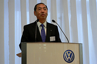 【写真上】100万台目は、7月リリース予定の「トゥアレグW12スポーツ」【写真下】「日本で100万台を達成できたのは、フォルクスワーゲンブランドが輸入車でもっとも信頼できるイメージがあるというあらわれだ」と誇らしげに語るのは、フォルクスワーゲングループジャパン梅野勉代表取締役社長。