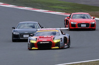 競技車両「アウディR8 LMS」とのデモランを行う2台の「R8」。