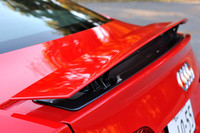 高速走行時には、トランクリッドのリアウイングが自動的に立ち上がる。スイッチによるマニュアル操作も可能。