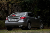 個人的には、マッシブなリアビューが「キザシ」のデザイン的ハイライトだと思う。サスペンション形式は前マクファーソン・ストラット、後マルチリンク。タイヤサイズは235/45R18。ブレーキは前が通気式ディスク、後がディスクとなる。
