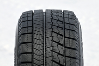 「ブリザックVRX」のトレッドパターン。氷路面の小さな凹凸にブロックがしっかり接地するよう工夫された「新非対称パターン」を採用する。写真右がアウト側。