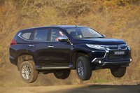 イベントの最後には、2002年と2003年のダカールラリーで総合優勝を果たしたラリードライバー、増岡 浩選手によるデモランが披露された。写真は文字通り宙を舞う「パジェロスポーツ」。