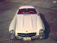 創刊号の表紙を飾った「メルセデス・ベンツ300SL ロードスター」の画像を収録。