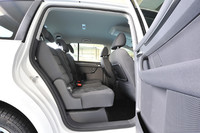 セカンドシート。運転席と助手席の背面に見える小テーブルは、標準で備わる。