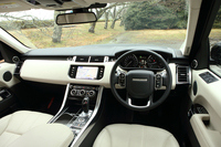 インテリアのカラーバリエーションは豊富で、シートに加え、加飾パネルやルーフライニングにも複数の色が用意されている。
    