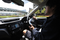 
    緊急自動ブレーキをはじめとした安全に関するものを含め、先進の装備を積極的に取り入れているのも「エクストレイル」の特徴。オプションのメーカー純正ナビ装着車には、自動操舵（そうだ）技術によるパーキングアシスト機能も備わる。
    