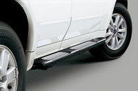 特別仕様車専用のシルバープレート付きランニングガード。ラフロードでボディを保護する効果がある。