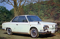 1965年に登場した「日野コンテッサ1300クーペ」。2ドアクーペ化されたボディーに、SUツインキャブを備えるなどして標準の55psから65psまで高められた1251ccエンジンを搭載。イタリアやベルギーで開かれた国際自動車エレガンスコンクールで65～67年に名誉大賞を3年連続受賞するなど、スタイリングは高く評価された。