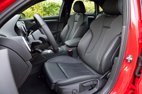 「1.8TFSIクワトロ Sライン」のスポーツシート。背もたれには「S line」のロゴがエンボス加工で施されている。