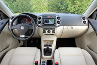 インパネはゴルフ・プラスに近い。電子式パーキングブレーキやヒル・ディセント・アシストが備わるのも特徴。