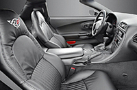
	「デュアル・コクピット・デザイン」というアイディアを継承したインテリア。随所にアルミ素材をアクセントとして用いた。
	エンジンスタートはプッシュボタン式。メーターには、コーナリング時の横Gを表示する「Gメーター」も備わる。
	 