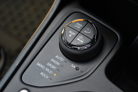 「トレイルホーク」に限り、岩場の走破に適した「ロックモード」やオフロード用のクルーズコントロール機能が使用できる。写真は、それらのモード選択スイッチ。
    