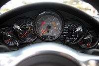 ポルシェ伝統の5連丸型メータ。中央のレブカウンターには“GTS”のロゴが配される。