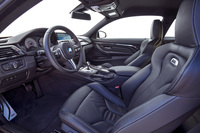 「M4クーペ」の室内。M3／M4ともシートはバケットタイプのMスポーツシートが装着される。