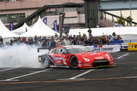 これからお約束のドーナツターンをキメようという、SUPER GT（GT500）仕様の「日産GT-R」。ドライバーはニスモのエースである本山哲。