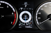 メーターグラフィックは“Fスポーツ”専用。中央のマルチインフォメーションディスプレイには油温計と油圧計、ブーストメーター（写真）などが表示される。