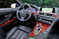 アルピナの高級ウッドトリム“Myrte”が印象的なインテリア。ハンドル位置は左。