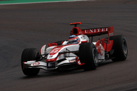 佐藤琢磨は、予選Q2進出で16番グリッドを確保。スタート後の混乱に乗じて10位までポジションを上げたが、レース半ば前に、油圧系にトラブルが発生しリタイアした。チームメイトのアンソニー・デイヴィッドソンは過酷なレースを12位で終えた。（写真＝Honda）