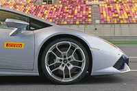 新型「P ZERO」のウエットグリップは高く、ブレーキングとトラクション性能は極めて強力だった。