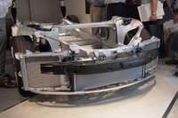 車両前部。左右にエアコン用ラジエーター、中央にモーターやバッテリーを冷却するためのラジエーターが設置される。「ロードスター」では空冷式だったモーターとインバーターは、「モデルS」では液冷式となった。