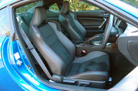 レザーとアルカンターラのコンビシートもオプションで用意される。