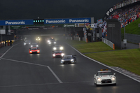 決勝レースはキャンセルされることなく15時にスタートしたが、豪雨によりセーフティーカーが入る場面も見られた。写真はGT500クラスのスタートシーン。
    