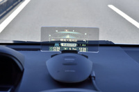 オプションのFIDはドライバーの目の前で、案内／注意喚起等のさまざまな情報を表示。ドライブ中の安心感をより高めてくれる。