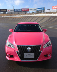 このピンクのクラウンは、プロモーション用に制作されたもの。新型発表の舞台にも登場し、見るものを驚かせた。2013年内に市販化されることが決まっている。