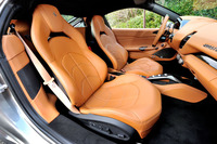 ヘッドレスト一体型のスポーティーなシートが備わる。インテリアカラーは「クオイオ」。