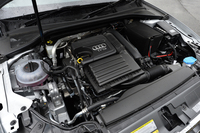 
	1.4リッター直4ターボエンジンは、

	セッティングの違いにより、「A3スポーツバック」（122ps、20.4kgm）をしのぐ140ps、25.5kgmを発生する。
	