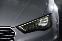 「A3スポーツバックe-tron」のバイキセノンヘッドランプ。LED式のポジショニングランプも特徴的。