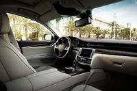 「クアトロポルテ」についても、内外装によるディーゼル車とガソリン車との大きな違いはない（写真はガソリン車のもの）。
    